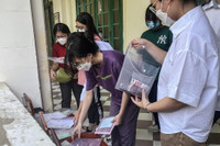 Toàn cảnh thi lớp 10 tại Hà Nội: Phó Chủ tịch UBND TP kiểm tra điểm thi và động viên thí sinh 