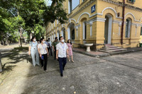 Toàn cảnh thi lớp 10 tại Hà Nội: Phó Chủ tịch UBND TP kiểm tra điểm thi và động viên thí sinh 