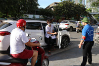 Toàn cảnh thi lớp 10 tại Hà Nội: Phó Chủ tịch UBND TP kiểm tra điểm thi và động viên thí sinh 