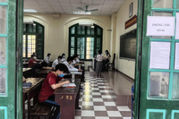 Toàn cảnh thi lớp 10 tại Hà Nội: Phó Chủ tịch UBND TP kiểm tra điểm thi và động viên thí sinh 