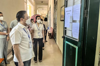 Toàn cảnh thi lớp 10 tại Hà Nội: Phó Chủ tịch UBND TP kiểm tra điểm thi và động viên thí sinh 