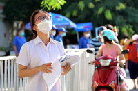 Toàn cảnh thi lớp 10 tại Hà Nội: Phó Chủ tịch UBND TP kiểm tra điểm thi và động viên thí sinh 