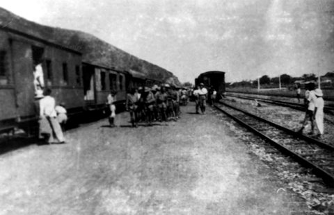 Xe lửa chở bộ đội Nam tiến dừng tại ga Biên Hòa ( Đồng Nai) tháng 10-1945 Xe lửa chở bộ đội Nam tiến dừng tại ga Biên Hòa ( Đồng Nai) tháng 10-1945