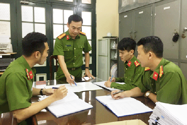 Trung tá Phan Quang Vinh và đồng đội bàn phương thức phá án...