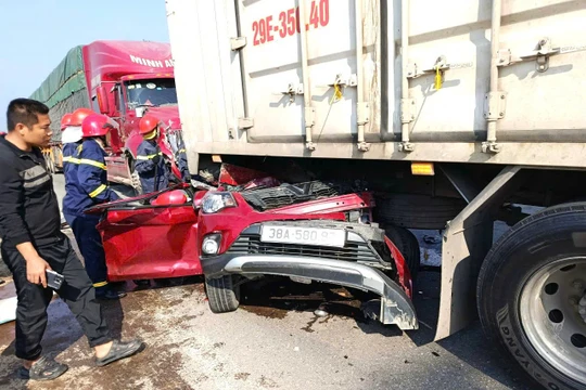 Tai nạn liên hoàn giữa 4 ô tô trên đường tránh quốc lộ 1 qua Hà Tĩnh làm 4 người bị thương