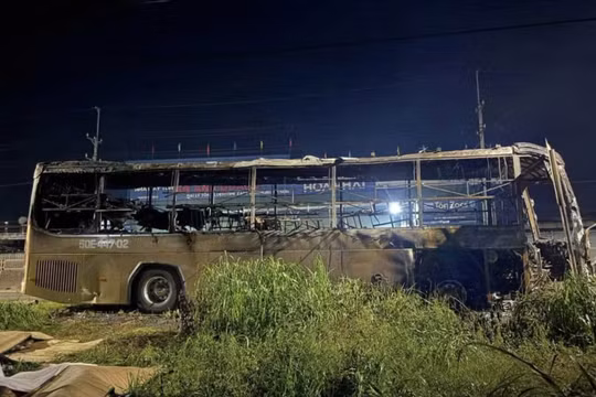 Cháy xe khách ở Đồng Nai làm 5 người chết: Xe khách đâm vào dải lan can bên đường rồi mới bùng cháy