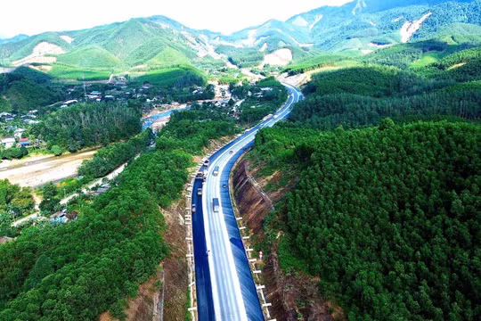 Cấm xe từ 9 chỗ trở lên lưu thông trên cao tốc La Sơn- Hoà Liên hết năm 2026