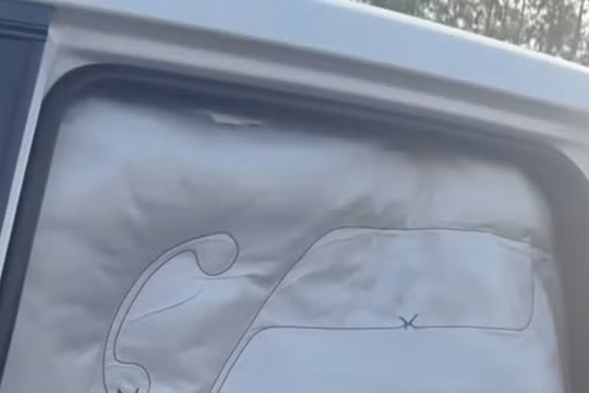 Hoảng hốt vì Toyota Cross bỗng nhiên nổ túi khí ghế phụ và rèm phải trên cao tốc