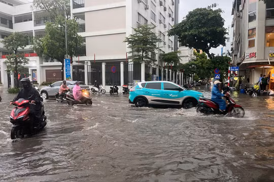 Phố Quang Trung ngập trắng trong trận mưa chiều qua: Họp kiểm điểm ngay tối cùng ngày