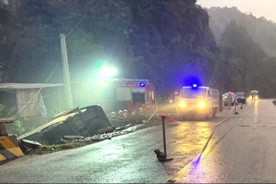 Bốn người tử vong trong vụ xe khách bị lật ở Sơn La