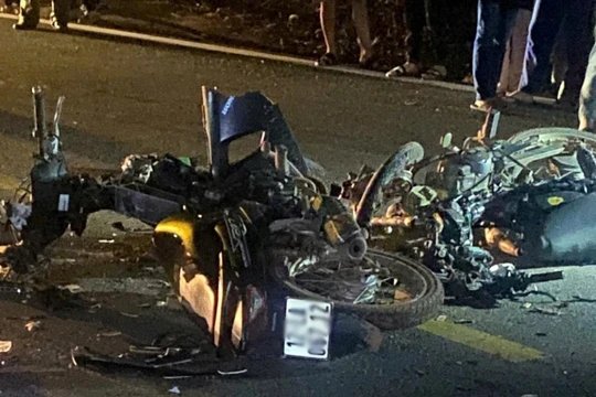 Hai xe máy đối đầu trong đêm trên quốc lộ 4B khiến 4 thanh niên tử vong