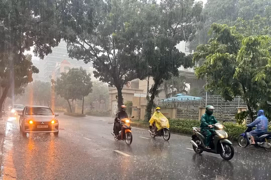 Thời tiết hôm nay: Cả nước mưa giông, nắng nóng tái xuất ở Bắc bộ vào cuối tuần