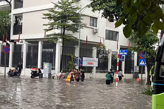 Phố Quang Trung vẫn ngập nặng sau trận mưa lớn