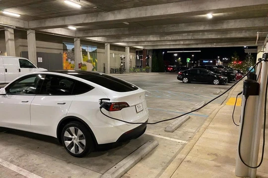 Cấp thiết cần quy chuẩn trạm sạc xe điện ở chung cư