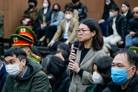 Nữ Cục trưởng Trần Việt Nga trả lời thẩm vấn tại phiên toà.