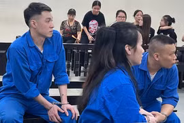 Các bị cáo trong vụ án bị đưa ra xét xử tại phiên tòa.