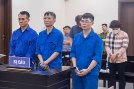 Nhóm cựu cán bộ trật tự xây dựng đô thị trong vụ án tại phiên tòa bị hoãn hồi tháng 4.