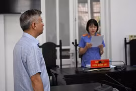 Tài xế ô tô Mercedes chặn, ép xe cùng chiều trên phố Trần Duy Hưng lĩnh án tù 