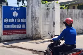 Lùi thời gian xét xử hai cựu viện trưởng cùng thuộc cấp nhận tiền để biến người khỏe mạnh thành tâm thần 
