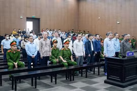 Các bị cáo trong vụ án bị đưa ra xét xử tại phiên tòa.