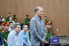 Cựu Thứ trưởng nói "xấu hổ khi nhận tiền trong phút giây không chín chắn"