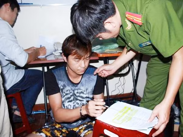 Đột kích 3 tụ điểm, bắt 42 đối tượng người nước ngoài lừa đảo bằng công nghệ cao ảnh 1