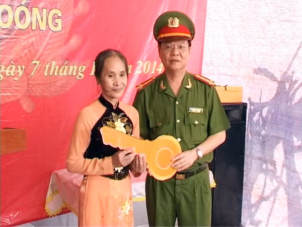 Trao nhà tình nghĩa tặng thân nhân gia đình liệt sỹ Trần Đình Coóng ảnh 1