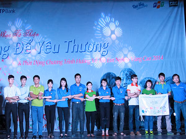 Đêm nhạc từ thiện: “Sống để yêu thương – Hướng về trẻ em nghèo vùng cao’’ ảnh 1