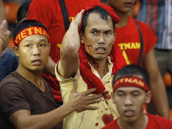 Dư luận Malaysia lên án hooligan, xin lỗi cổ động viên Việt Nam ảnh 1