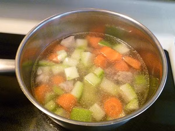 Nghi án chồng cho thuốc trừ sâu vào nồi canh để đầu độc vợ ảnh 1