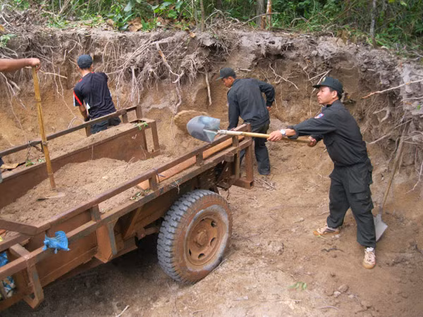 Đắk Lắk: Cảnh sát cơ động về buôn giúp dân làm đường ảnh 2