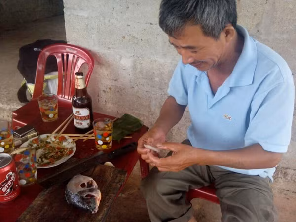 Dị nhân hơn 40 năm ăn đủ các loại thịt sống, kể cả rắn lục xanh đuôi đỏ ảnh 1