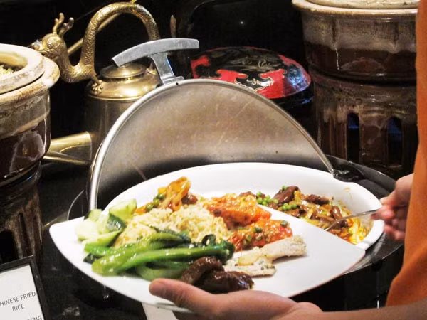 Cận cảnh bữa trưa của ĐT Việt Nam tại khách sạn hạng sạng Hilton PJ ảnh 3