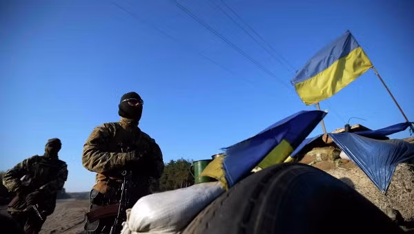 65 binh sĩ Ukraine thiệt mạng từ khi lệnh ngừng bắn được kí kết ảnh 1
