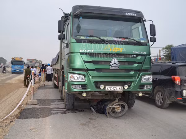Khởi tố lái xe tải mải nghe điện thoại đâm 3 người tử vong ảnh 1