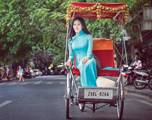 Hoa hậu biển Nguyễn Thị Loan khoe dáng thướt tha bên Hồ Gươm ảnh 1