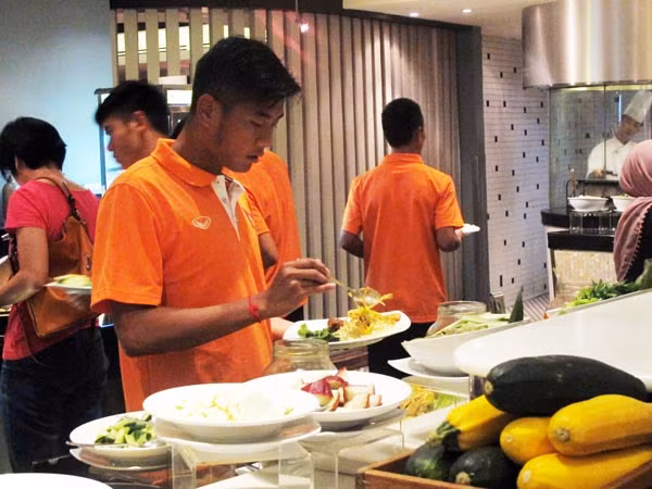Cận cảnh bữa trưa của ĐT Việt Nam tại khách sạn hạng sạng Hilton PJ ảnh 1