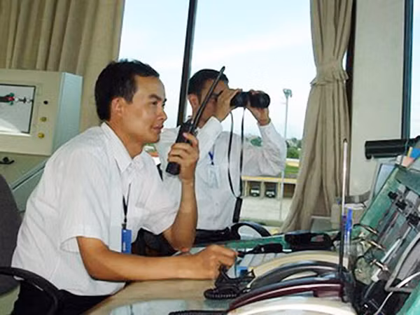 Kiểm soát viên không lưu: Chất lượng kém vì “toàn con cháu” ảnh 1