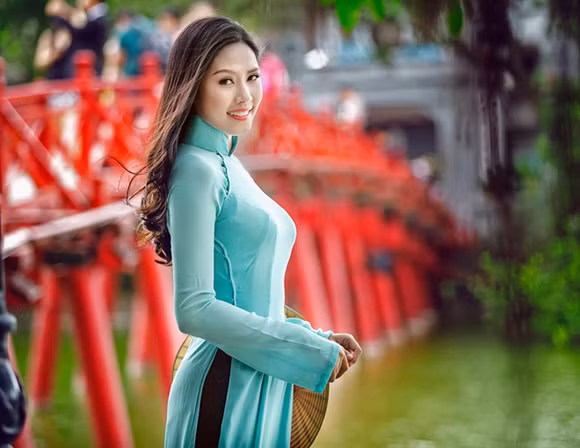 Hoa hậu biển Nguyễn Thị Loan khoe dáng thướt tha bên Hồ Gươm ảnh 7