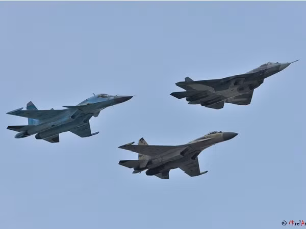 Nga tiếp nhận 60 máy bay chiến đấu Sukhoi và Yak-130 vào năm 2015 ảnh 1