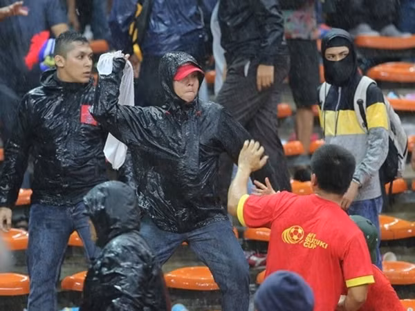CĐV Việt Nam bị CĐV Malaysia hành hung trên khán đài ảnh 1