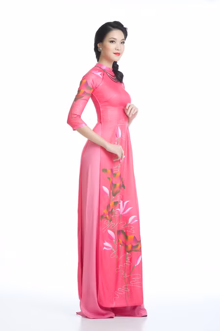 Hoa hậu Thùy Dung dịu dàng khoe sắc trong tà áo dài ảnh 1