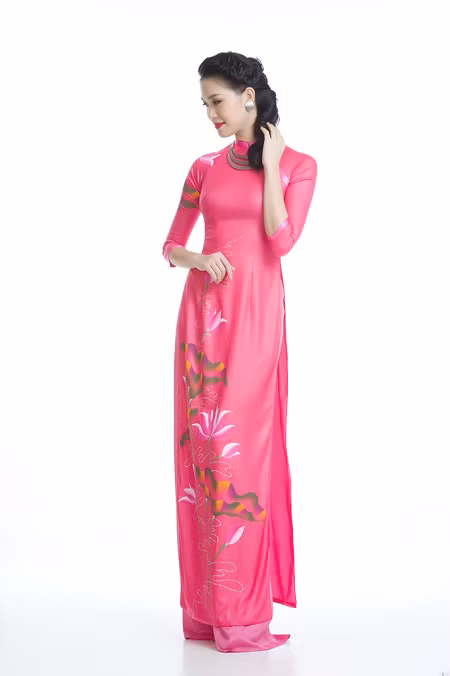 Hoa hậu Thùy Dung dịu dàng khoe sắc trong tà áo dài ảnh 2