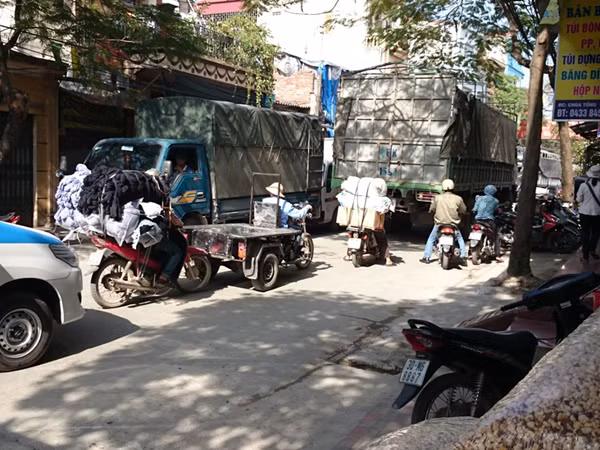 Ùn tắc ở xã La Phù, huyện Hoài Đức ảnh 1