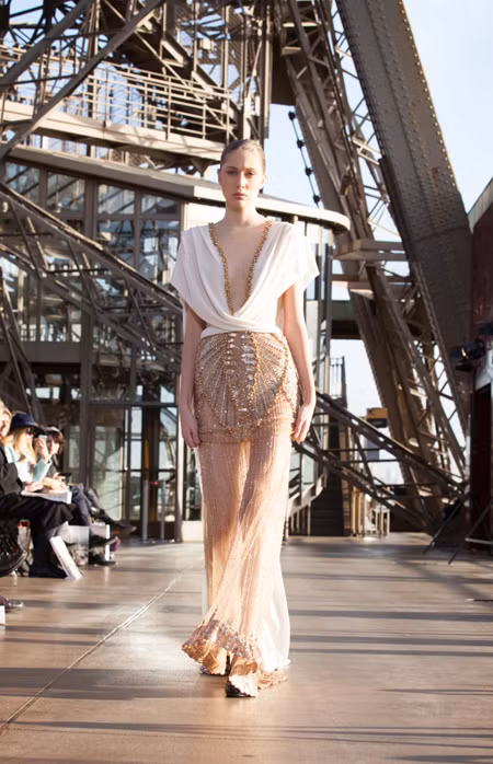 Bộ sưu tập của NTK Hoàng Hải lộng lẫy ở sàn diễn trên tháp Eiffel ảnh 8