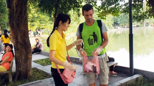 4 năm nhặt rác và cái tâm của những người trẻ yêu hồ Gươm ảnh 1