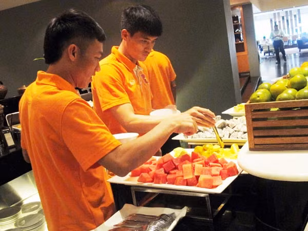 Cận cảnh bữa trưa của ĐT Việt Nam tại khách sạn hạng sạng Hilton PJ ảnh 7