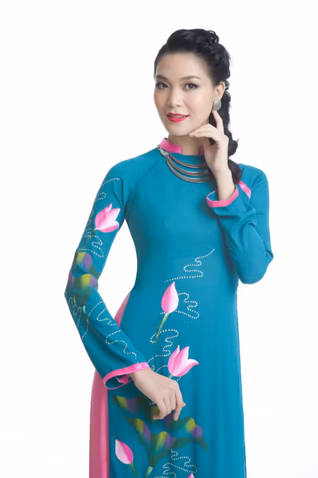 Hoa hậu Thùy Dung dịu dàng khoe sắc trong tà áo dài ảnh 8