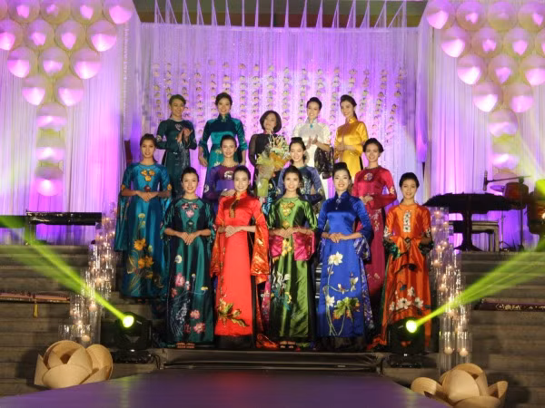 Đẹp hút hồn áo dài “xưa và nay” ảnh 19