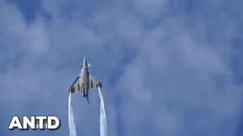 Máy bay Typhoon biểu diễn khả năng cơ động Máy bay Typhoon biểu diễn khả năng cơ động